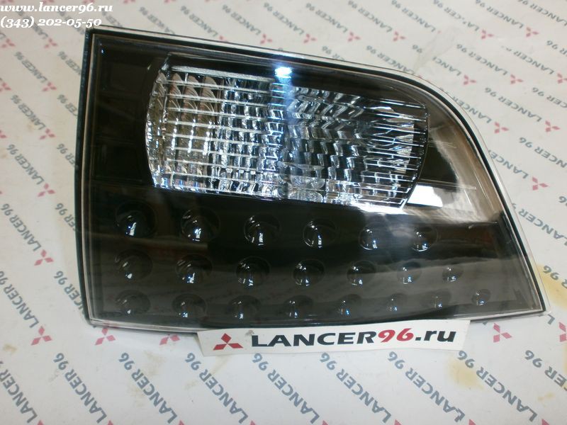 Фонарь задний правый в крышку багажника Outlander XL - Дубликат